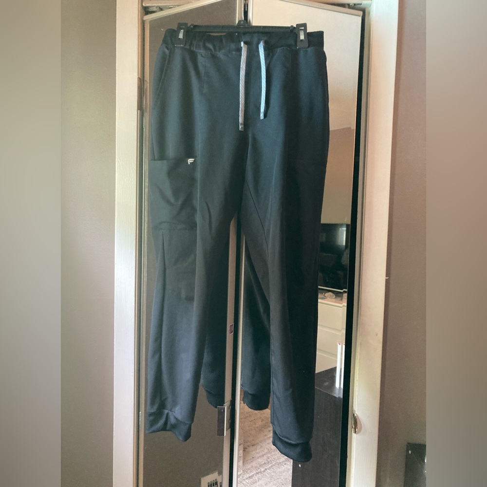 - fabletics jogger scrub pants
